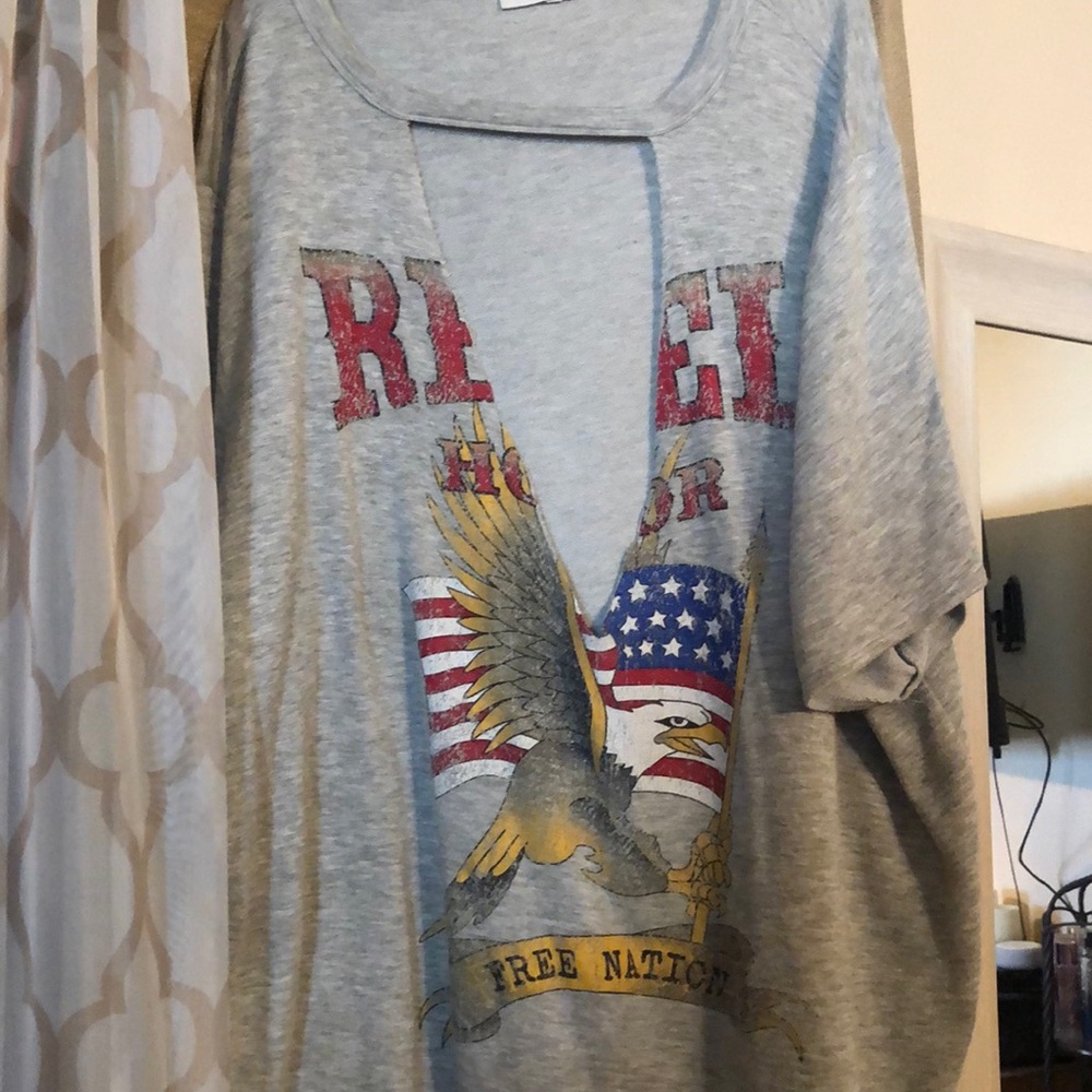 Tshirt with v neck cut out